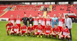SMA hastası çocuk için "Şöhretler Karması" futbol oynadı