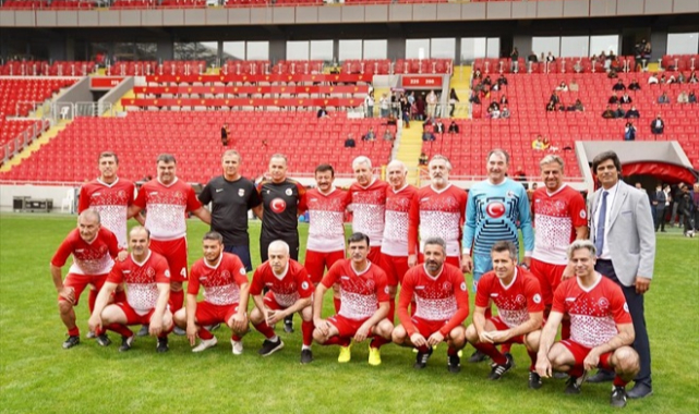 SMA hastası çocuk için "Şöhretler Karması" futbol oynadı