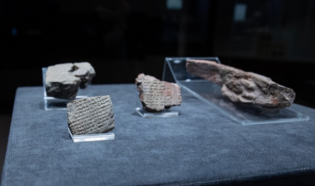 3 bin 500 yıllık "kutsal evlilik" tableti ziyaretçisiyle buluştu