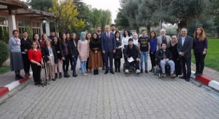 Akülü arabasıyla hem derslere giriyor, hem de muhabirlik yapıyor