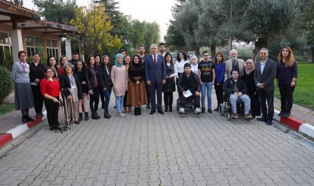 Akülü arabasıyla hem derslere giriyor, hem de muhabirlik yapıyor
