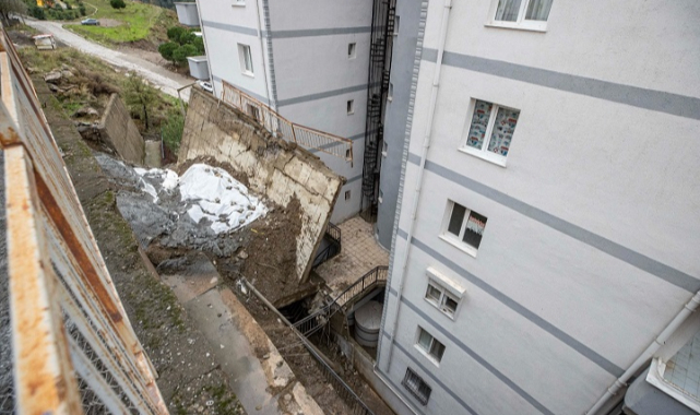 Başkan Soyer istinat duvarı çöken sitede inceleme yaptı