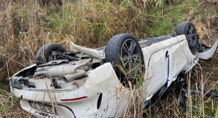 Dere yatağına devrilen otomobilin sürücüsü öldü