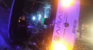 Kars-Erzurum kara yolunda  otobüz devrildi 4 ölü