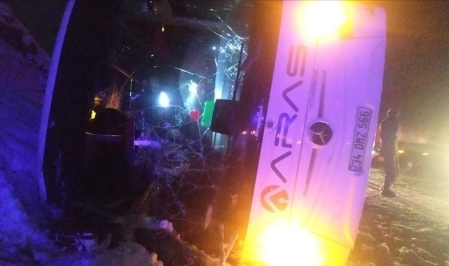 Kars-Erzurum kara yolunda  otobüz devrildi 4 ölü
