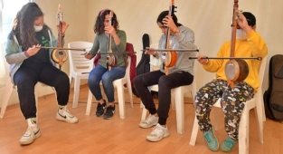 Köy çocukları müzikle hayallerine kavuştu