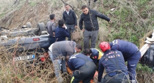 Manisa’da devrilen otomobildeki 2 kişi yaralandı