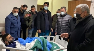 Nasır, yaralanan işçileri ziyaret etti