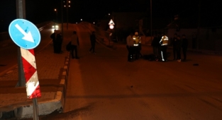 Trafik levhasına çarpan motosiklet sürücüsü yaralandı