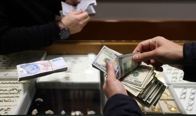 Vatandaşlar dövizlerini Türk lirasına çeviriyor