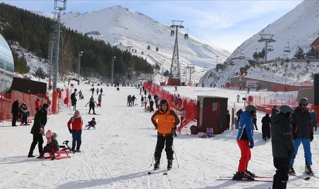 Yerli ve Yabancı Turistler Palandöken'e akın etti