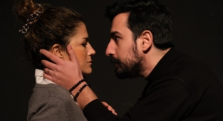 '6 Üstü Tiyatro' ilk  oyununu sahneledi