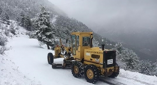 Antalya'nın yüksek kesimlerinde karla kapanan yollar açılıyor