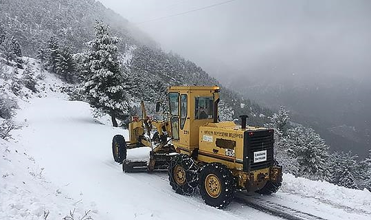 Antalya'nın yüksek kesimlerinde karla kapanan yollar açılıyor