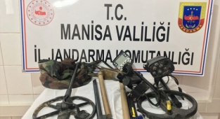 Arazide dedektörle arama yapan kişi yakalandı