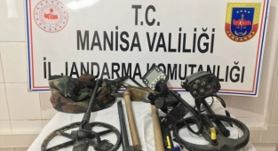 Arazide dedektörle arama yapan kişi yakalandı
