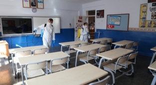 Bayraklı’nın okulları dezenfekte ediliyor