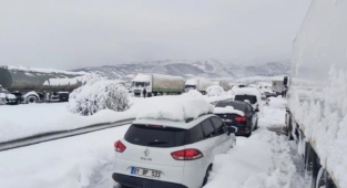 Dinlenme tesisinde mahsur kalan yüzlerce yolcu kurtarılmayı bekliyor