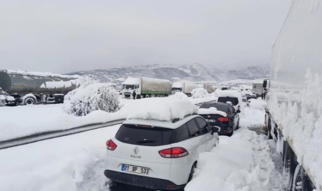 Dinlenme tesisinde mahsur kalan yüzlerce yolcu kurtarılmayı bekliyor