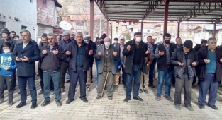 Eller semaya yağmur ve kar yağışı için açıldı