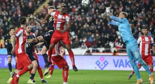 Fenerbahçe, Antalya deplasmanından 1 puanla dönüyor