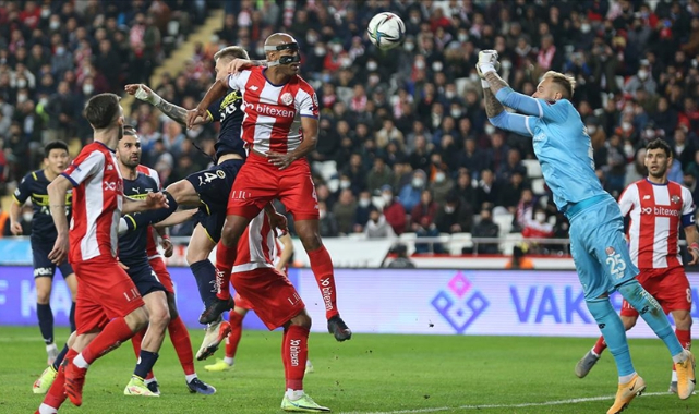 Fenerbahçe, Antalya deplasmanından 1 puanla dönüyor