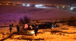 Gaziantep'te yolcu otobüsü şarampole devrildi