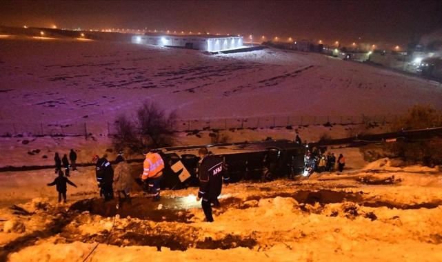 Gaziantep'te yolcu otobüsü şarampole devrildi
