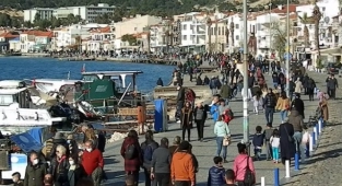 Güzel Havayı Fırsat Bildiler Foça'ya Akın Ettiler