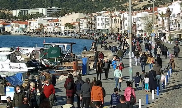 Güzel Havayı Fırsat Bildiler Foça'ya Akın Ettiler