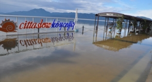 Köyceğiz Gölü taştı, ev ve iş yerlerini su bastı