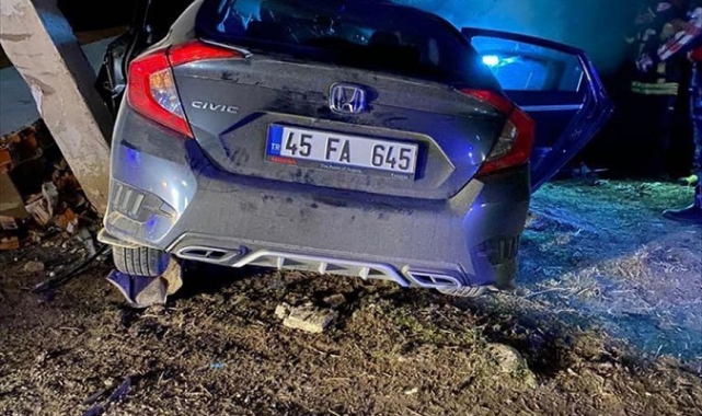 Otomobil aydınlatma direğine çarptı 1 ölü