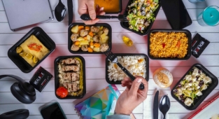 Uçaktaki yemek servisi sistemi ofislere taşınıyor