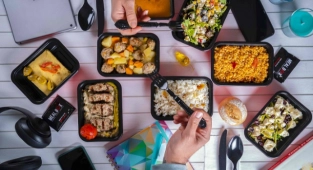 Uçaktaki yemek servisi sistemi ofislere taşınıyor
