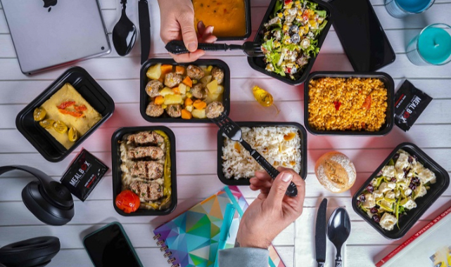 Uçaktaki yemek servisi sistemi ofislere taşınıyor
