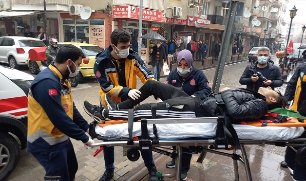 Bıçakla yaralanan 2 genç hastaneye kaldırıldı
