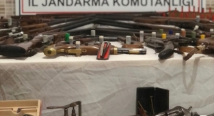 Bir evde çok sayıda silahla FETÖ yayınları ele geçirildi