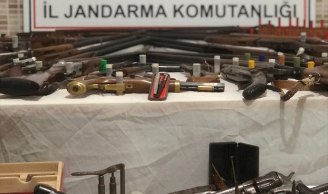 Bir evde çok sayıda silahla FETÖ yayınları ele geçirildi