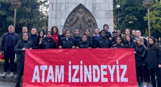 Galibiyet sonrası Ata’sına koştu