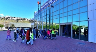 Kadifekaleli çocuklara karne hediyesi