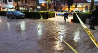 Menemen Belediyesine zorla girmeye çalıştı vuruldu