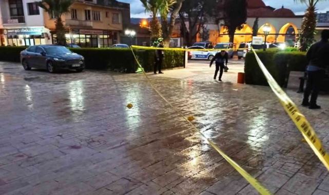 Menemen Belediyesine zorla girmeye çalıştı vuruldu