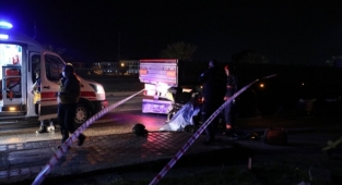 Park halindeki tıra çarpan motosikletin sürücüsü öldü