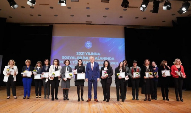 Rektör Budak’tan Egeli bilim kadınlarına teşekkür plaketi