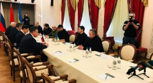 Ukrayna ve Rusya heyetleri masaya oturdu