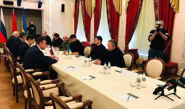 Ukrayna ve Rusya heyetleri masaya oturdu