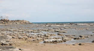 Antalya'da kıyılarda deniz suyu çekildi