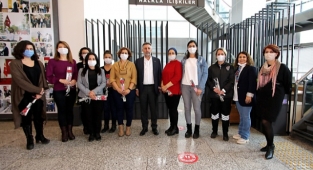 Başkan Sandal’dan kadın çalışanlara karanfil