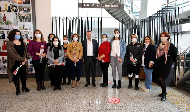 Başkan Sandal’dan kadın çalışanlara karanfil
