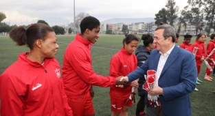 Batur’dan maç öncesi Kadınlar Günü kutlaması